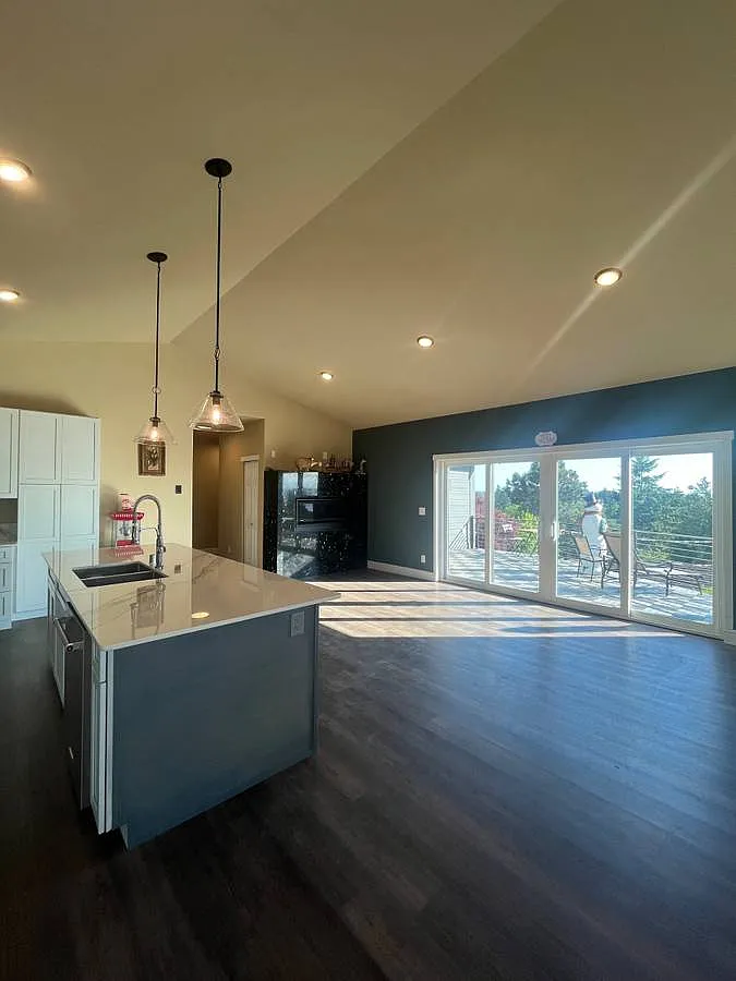 6 bed, 3200 sqft, $5,495 — Photo 1
