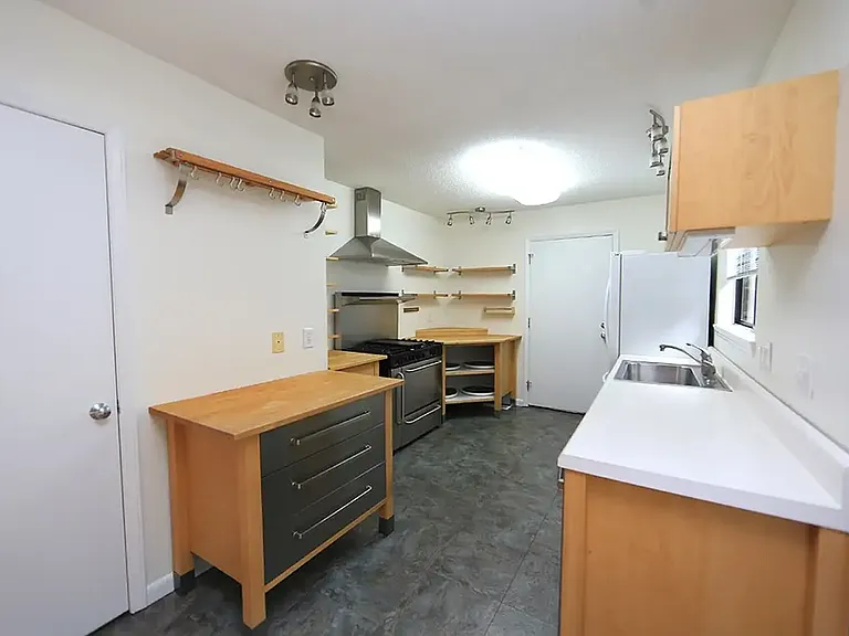505 Fostoria Ct — Photo 9