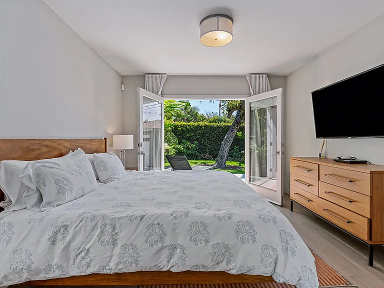 1216 Greenacre Ave — Photo 3