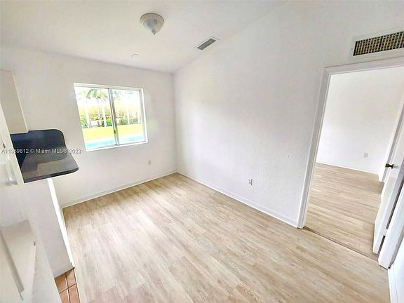 5th image of 925 NE 34th Ave Unit 201