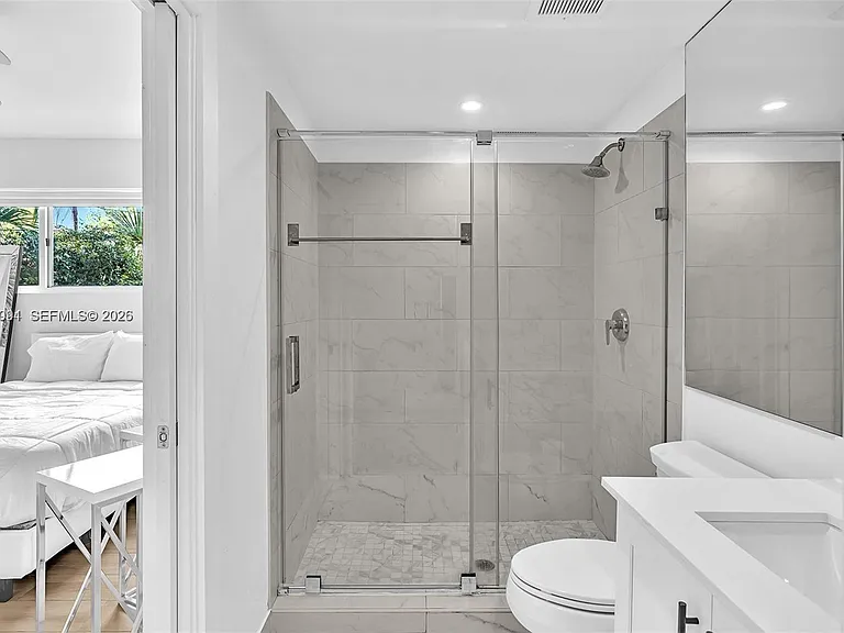940 Michigan Ave #10 — Photo 13