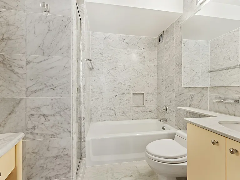 330 E 38th St #35D — Photo 15