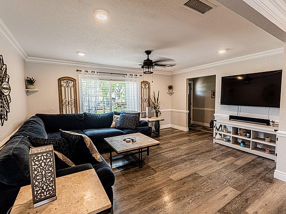 4th image of 717 SE White Avenue