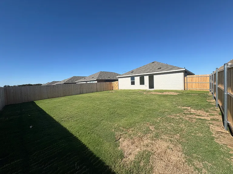 1932 Autumn Ln — Photo 22