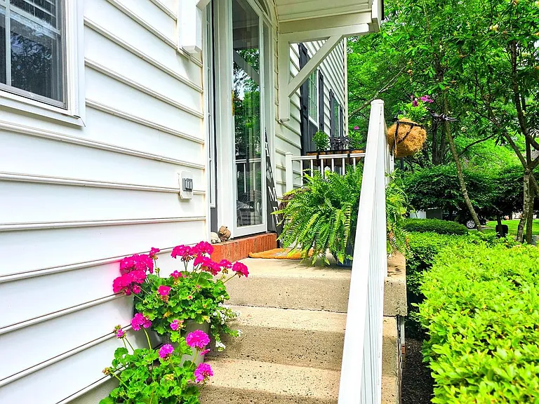 110 Lantern Dr — Photo 2