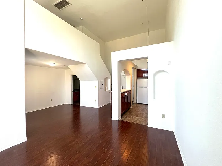 1154 Bellevue APT — Photo 6