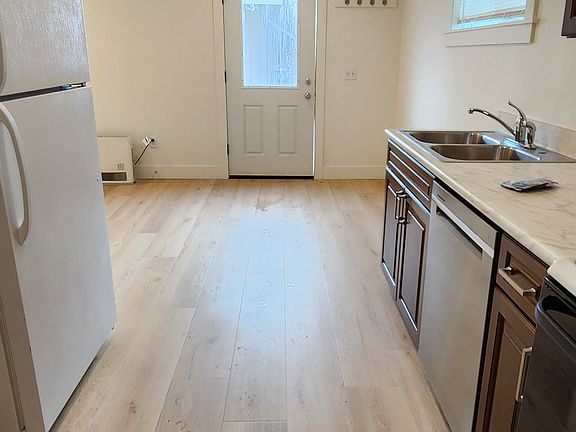 entrance into apt from back of kitchen