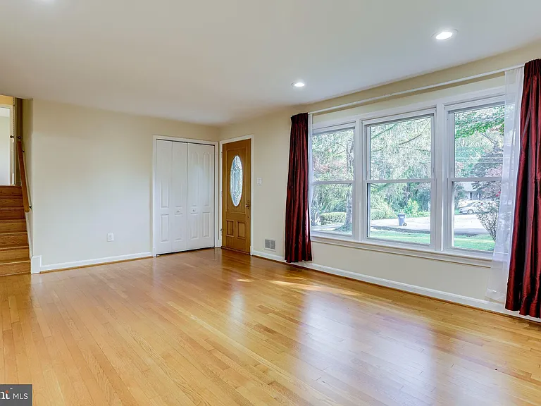 7321 Reddfield Ct — Photo 2
