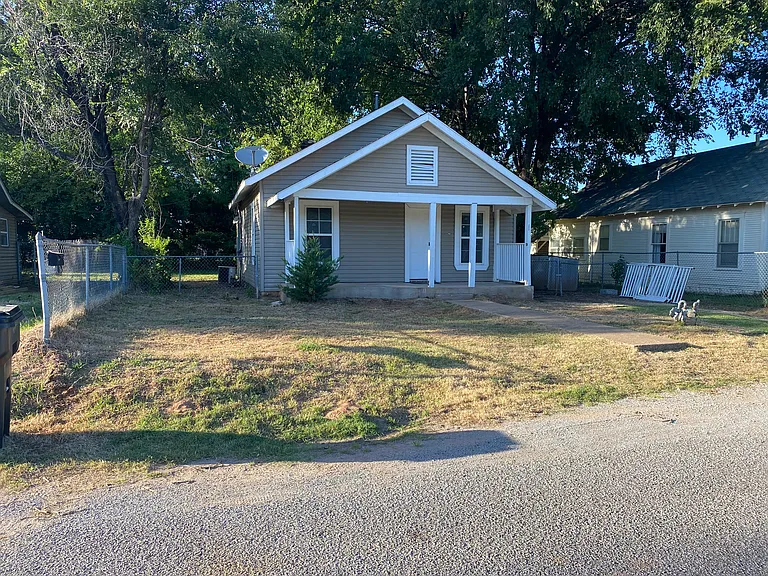 209 E Washington St — Photo 1