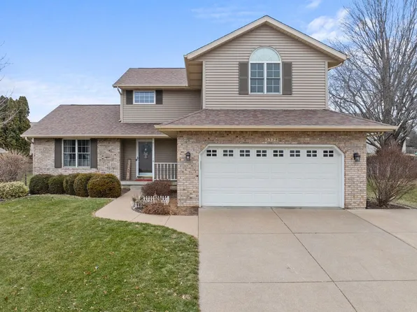 2328 Hunter Rd, Bettendorf, IA 52722