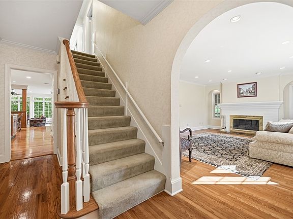 3rd image of 39 Windsor Rd