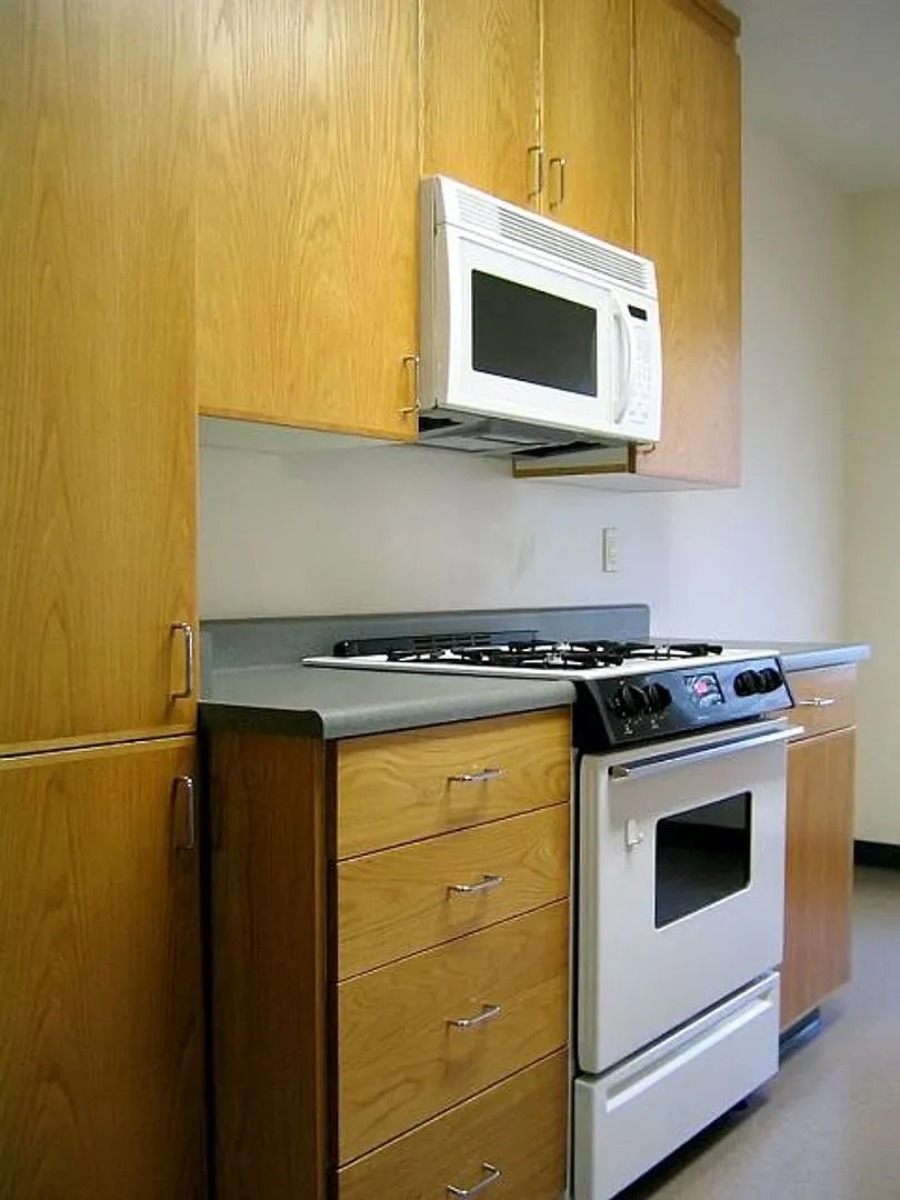 What's Special Comfortable Shared Space Bright Open-Concept Layout Dining Area Spacious Townhouse... — Photo 3