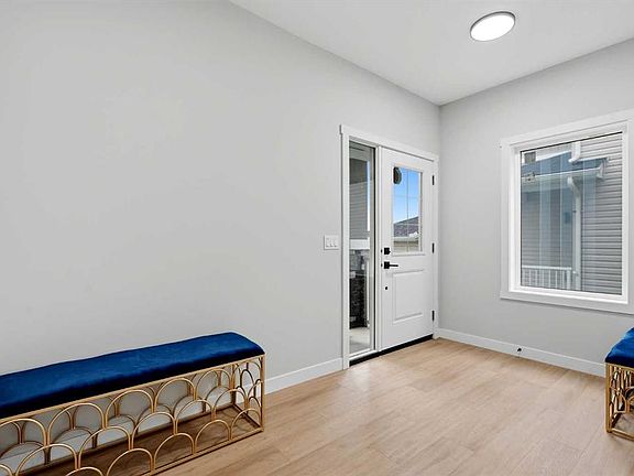 3rd image of 172 E Lakewood Cir