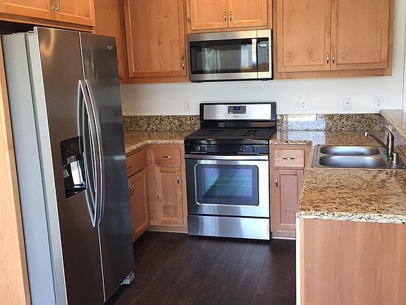 Alder cabinets, granite & stainless appliances