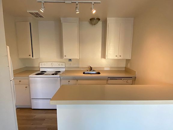 3rd image of 1901 Garden Dr APT 101
