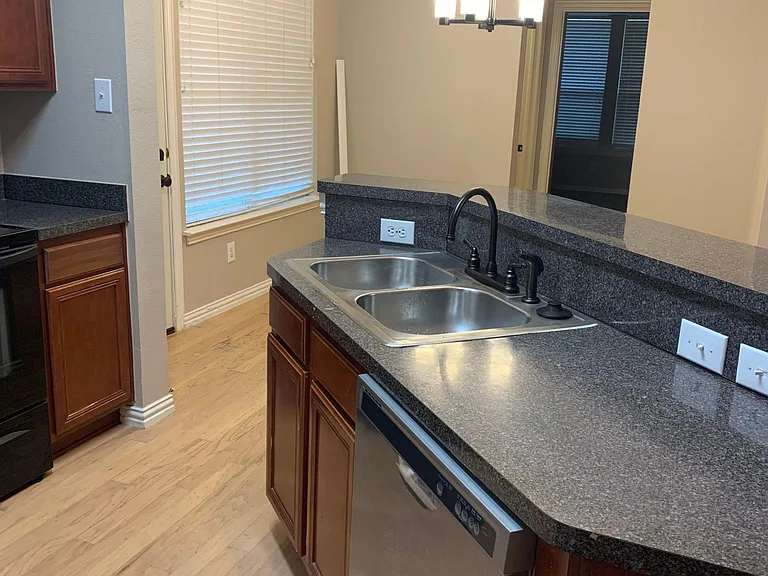 1051 Elm Dr — Photo 7