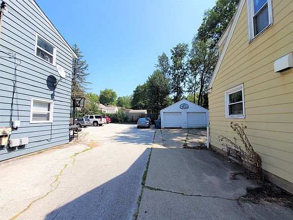 3rd image of 424-428 N Riverview Dr