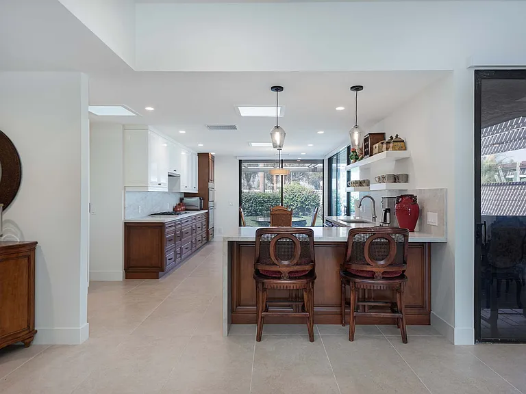 101 Columbia Dr — Photo 8