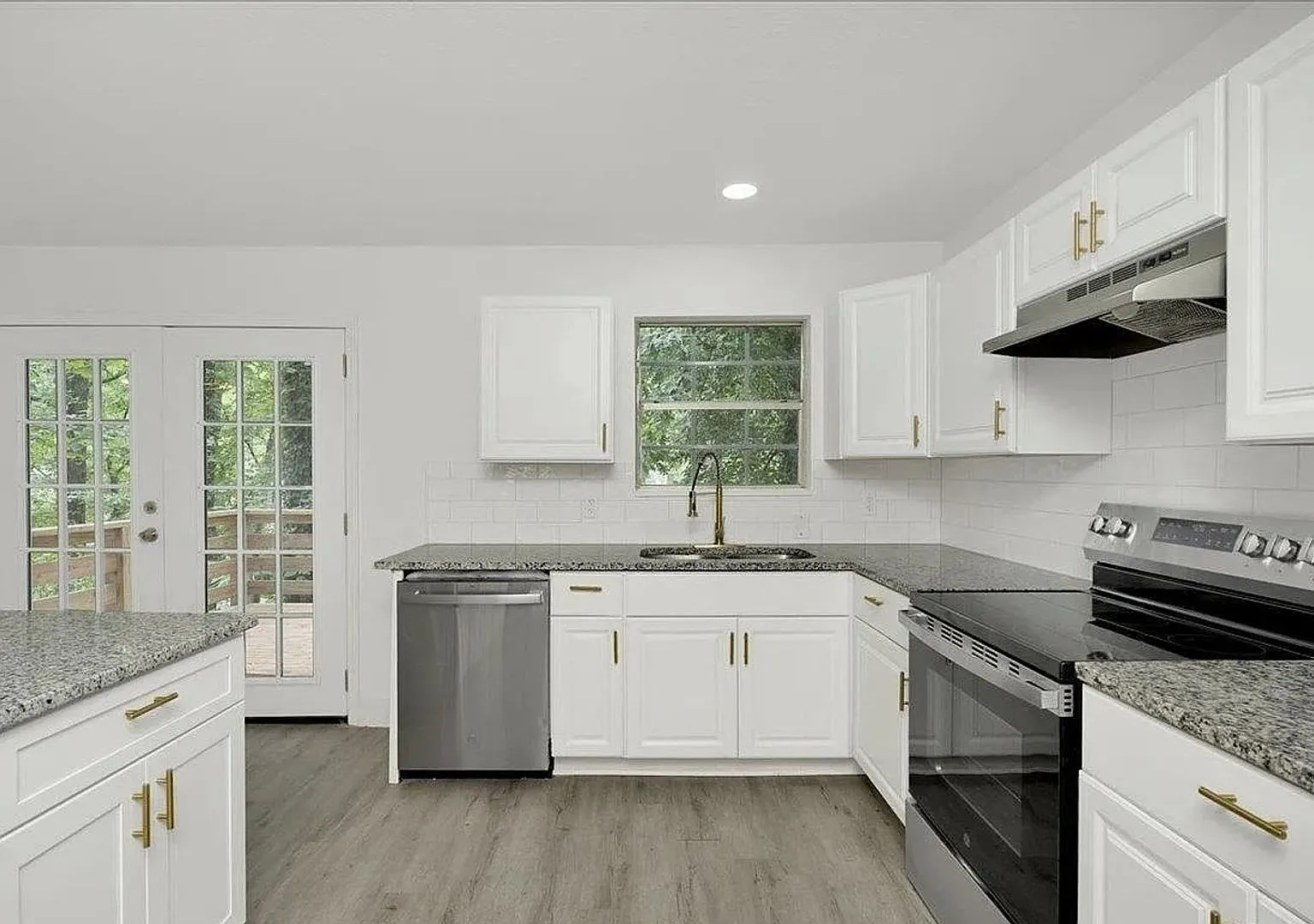 Spacious 4BR House exclusively in Irondale — Photo 3