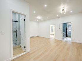 61-40 Palmetto St, Ridgewood, NY