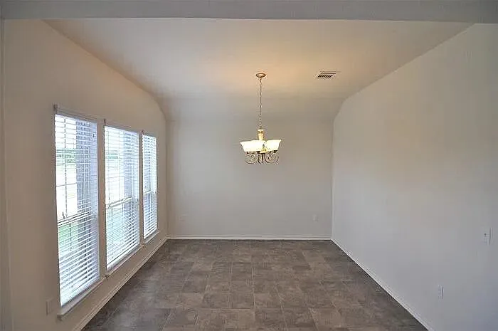 3 bed, 1966 sqft, $2,195 — Photo 2