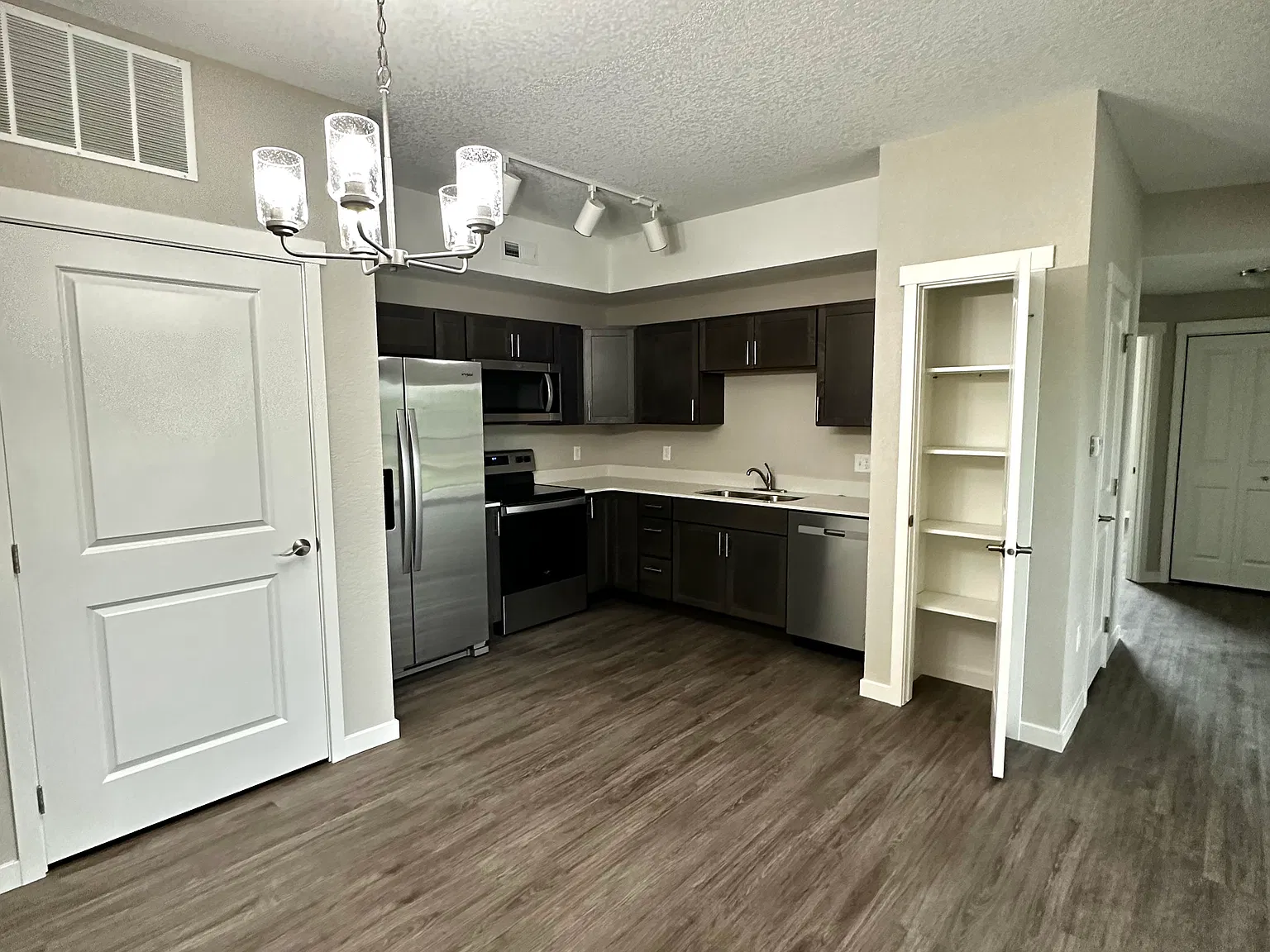 2 bed, 1054 sqft, $1,200 — Photo 4