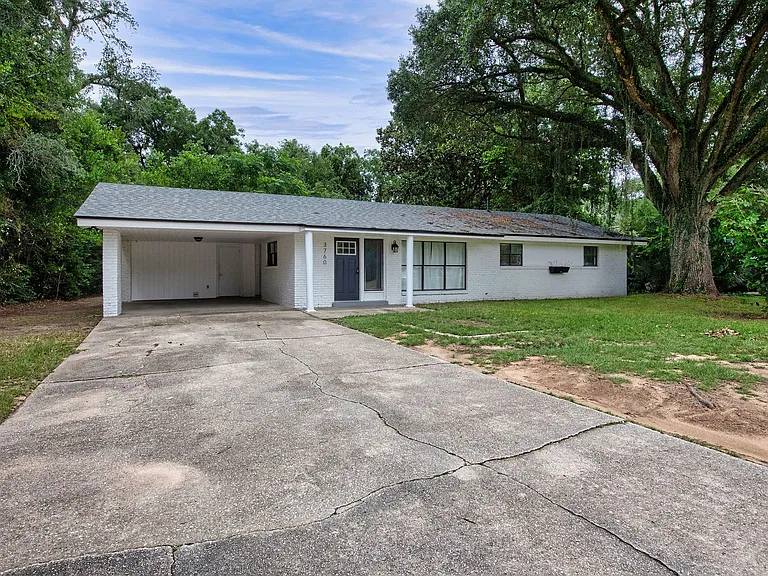 3760 Bayou Blvd — Photo 2