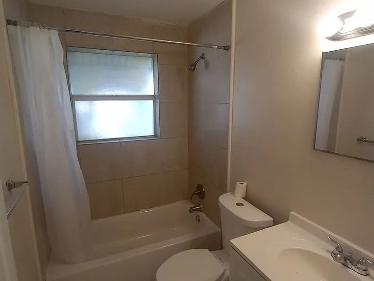 132 SW 12th Ave — Photo 2