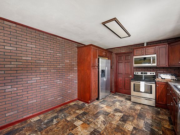 5th image of 2826 Malus Blvd