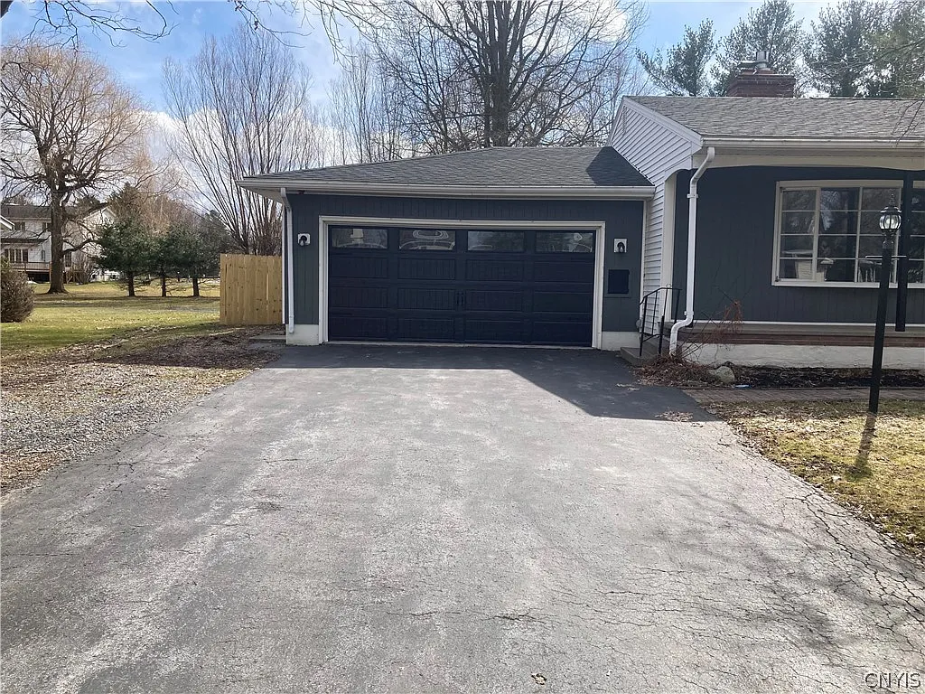 3 bed, 2.0 bath, 1576 sqft, $2,450 — Photo 3