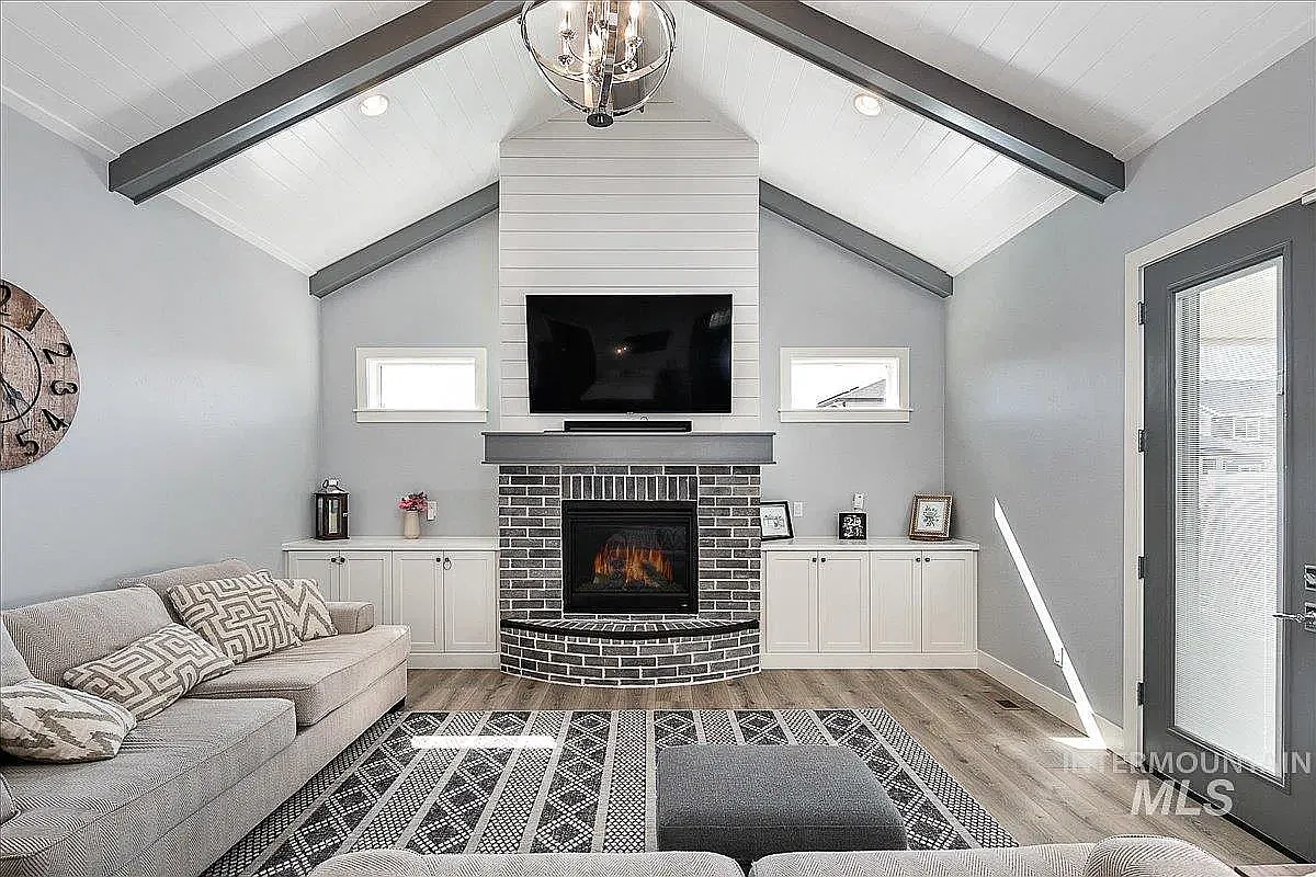 3 bed, 2259 sqft, $3,100 — Photo 4