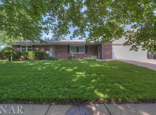 1108 Hollyridge Cir, Bloomington, IL 61704