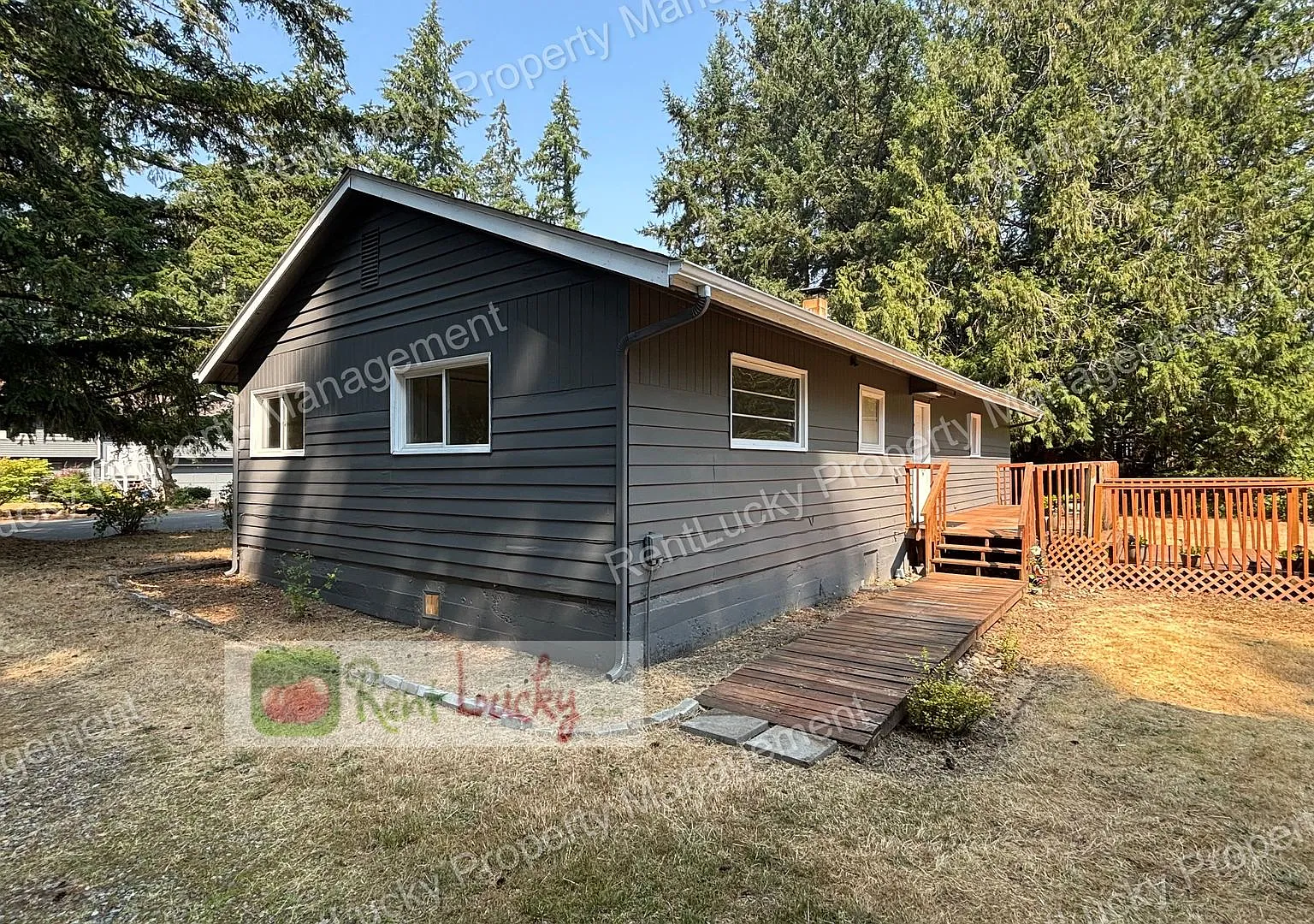 Nice 3-Bedroom House with Detached Garage on HUGE Lot in Renton!! — Photo 4