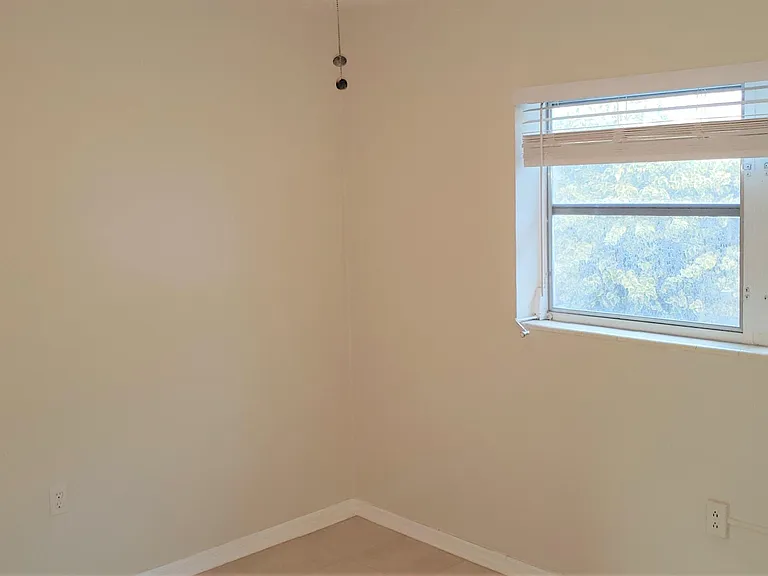 737 NE 16th Ave #4 — Photo 10