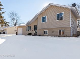 909 Aberdeen Dr, Crystal Lake, IL 60014