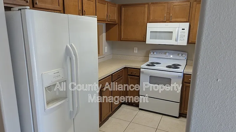 2 bed, 2.5 bath, 1561 sqft, $1,800 — Photo 3