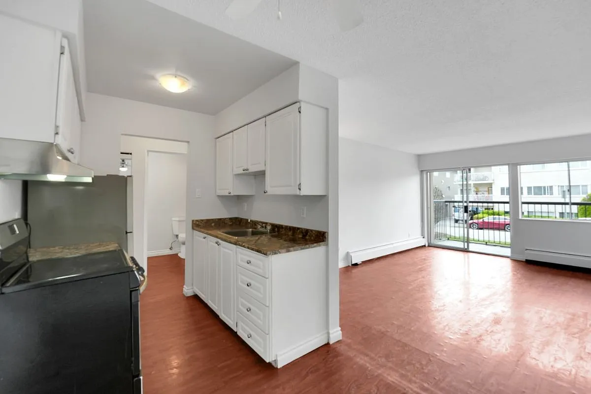 Colonial House Apartments — Photo 3
