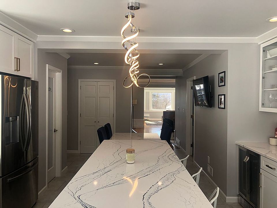 2nd image of 305 Madison Ave
