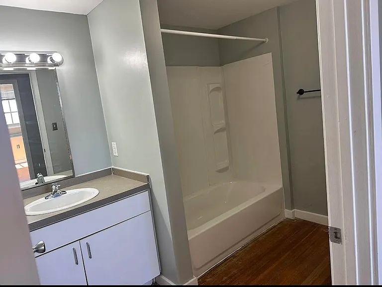 125 Oak St #104 — Photo 3