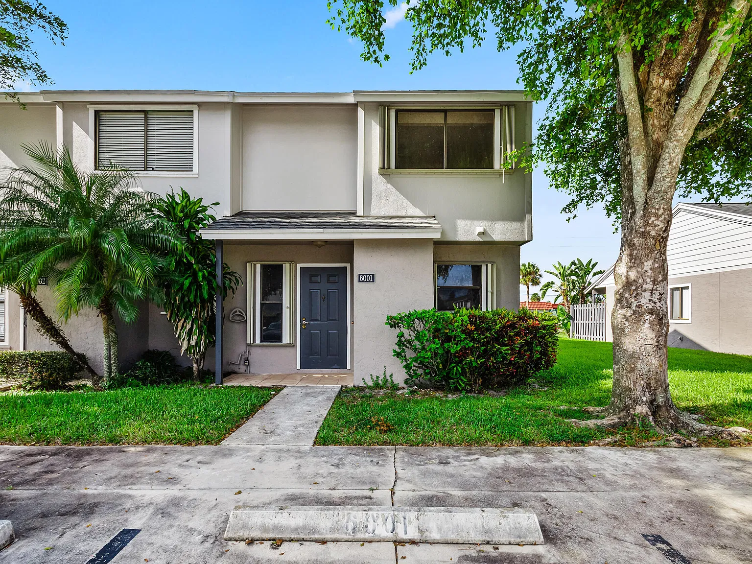 3 bed, 2.0 bath, 1226 sqft, $2,300 — Photo 2