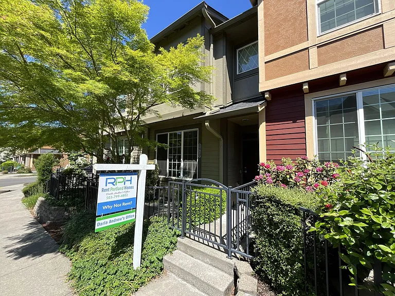 17085 SW Pleasanton Ln — Photo 2