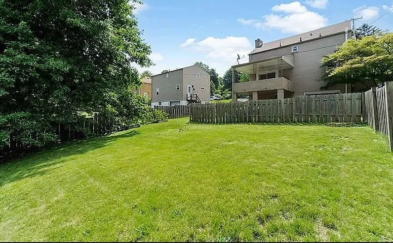 3 bed, 1260 sqft, $2,400 — Photo 2