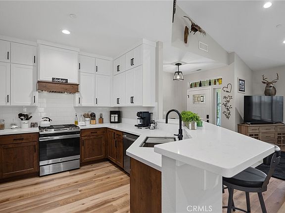 3rd image of 689 Apricot Cir
