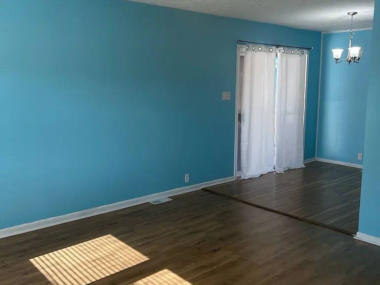 717 Dogwood Ln — Photo 5