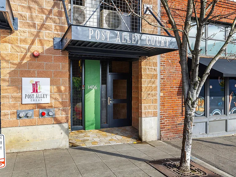 Post Alley Court — Photo 1