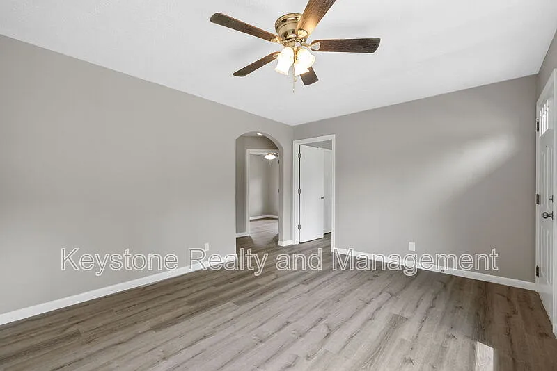 3 bed, 1.0 bath, 1200 sqft, $1,200 — Photo 4
