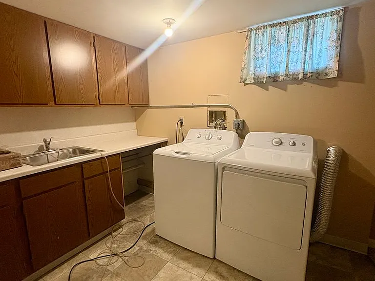 106 Burlington Ave — Photo 29