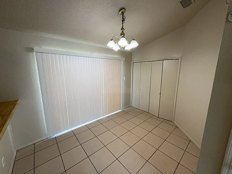 2208 Hemlock Dr — Photo 4