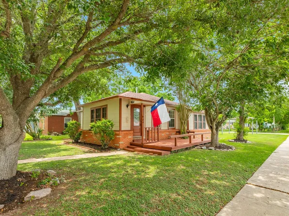 1331 W 8th St, Freeport, TX 77541