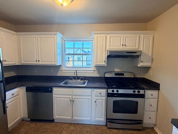 3rd image of 504 Woodchip Rd #504